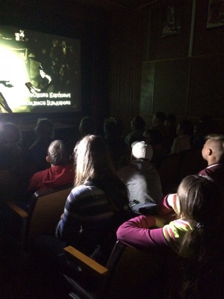  Учреждение « Магаданкиновидеопрокат» продолжает  добрую  традицию показа новых художественных фильмов российского производства  в кинозале для   школьных площадок г. Магадана